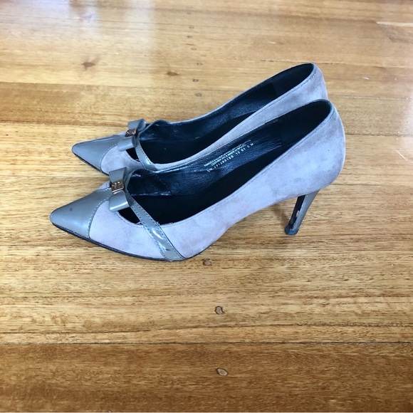 Tory Burch taupe suede look fabric and patent leather heels - Picture 2 of 10